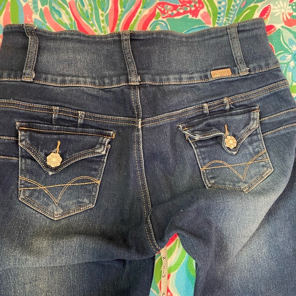 Bella. Denim - 3/12 🌺Bella Jeans med. blue wash. Size 9 slim stretch jeans flower buttons